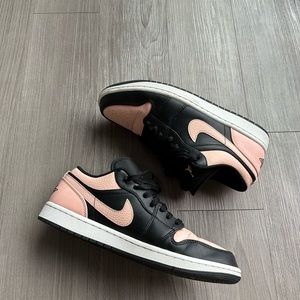 US 11 Nike AJ black vs pink